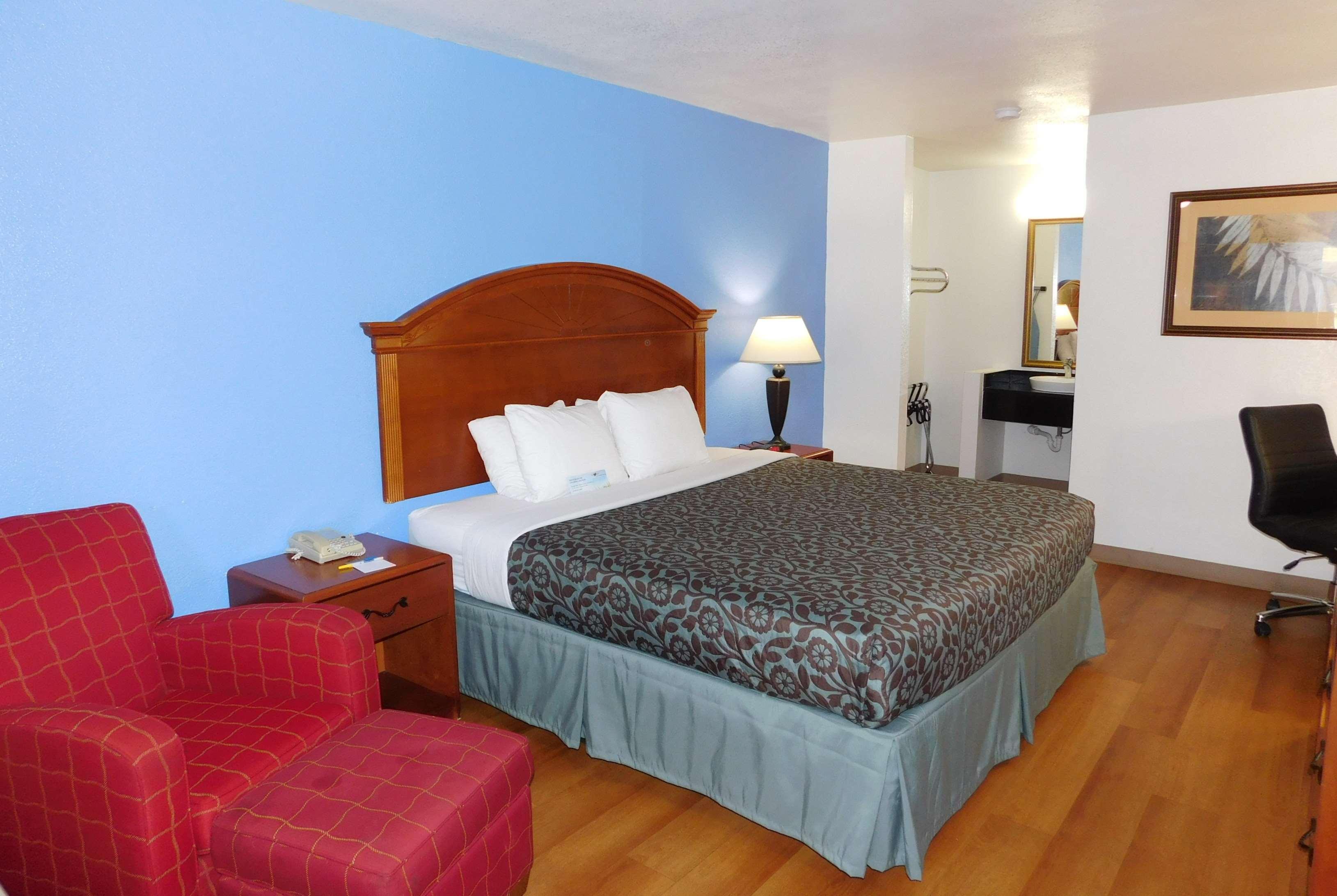 Days Inn By Wyndham Oklahoma City Nw Expressway Warr Acres Bagian luar foto