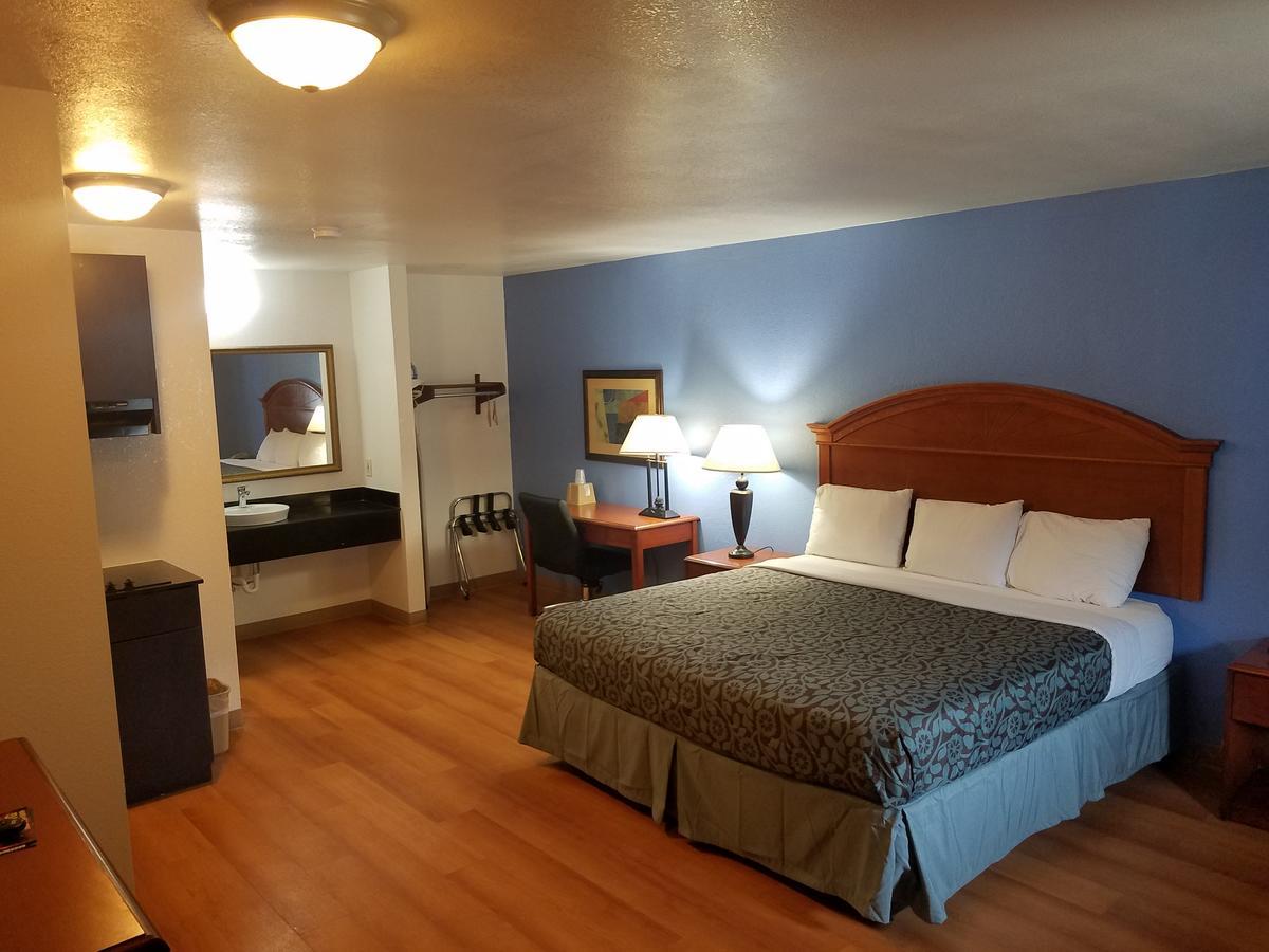 Days Inn By Wyndham Oklahoma City Nw Expressway Warr Acres Bagian luar foto