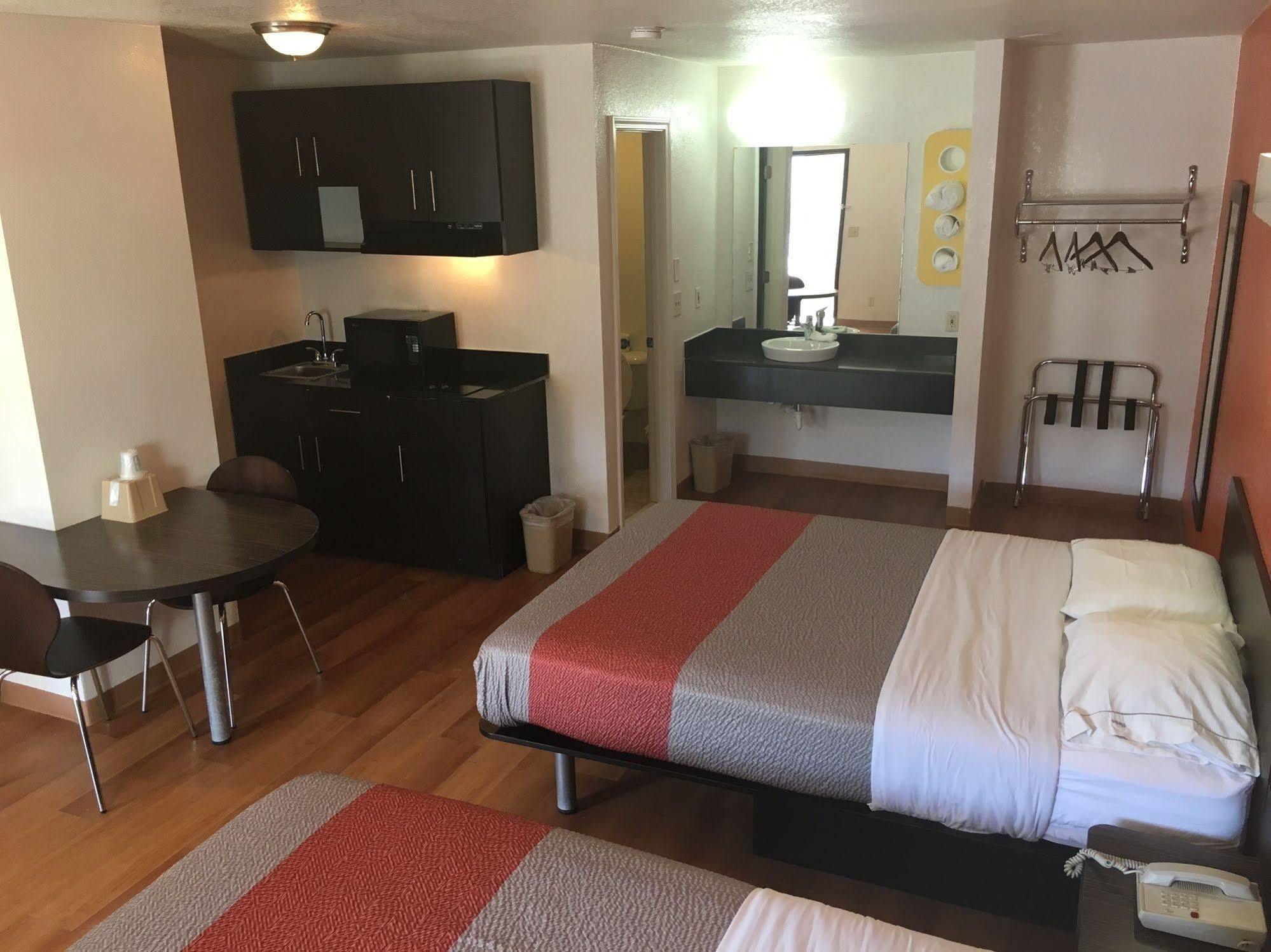 Days Inn By Wyndham Oklahoma City Nw Expressway Warr Acres Bagian luar foto