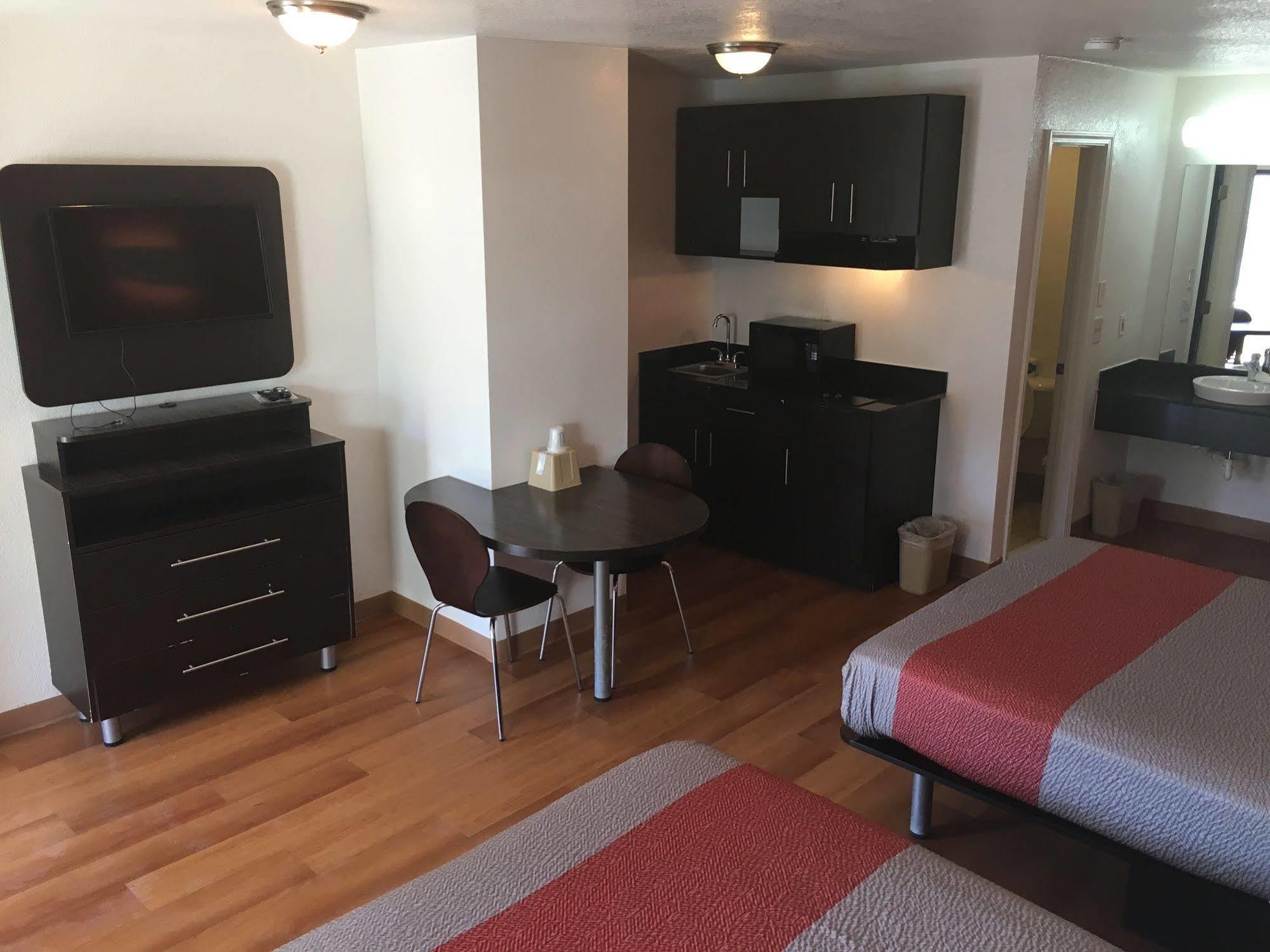 Days Inn By Wyndham Oklahoma City Nw Expressway Warr Acres Bagian luar foto